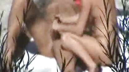 Dua hot lesbian bermain dengan mainan bokep toket gede montok mereka